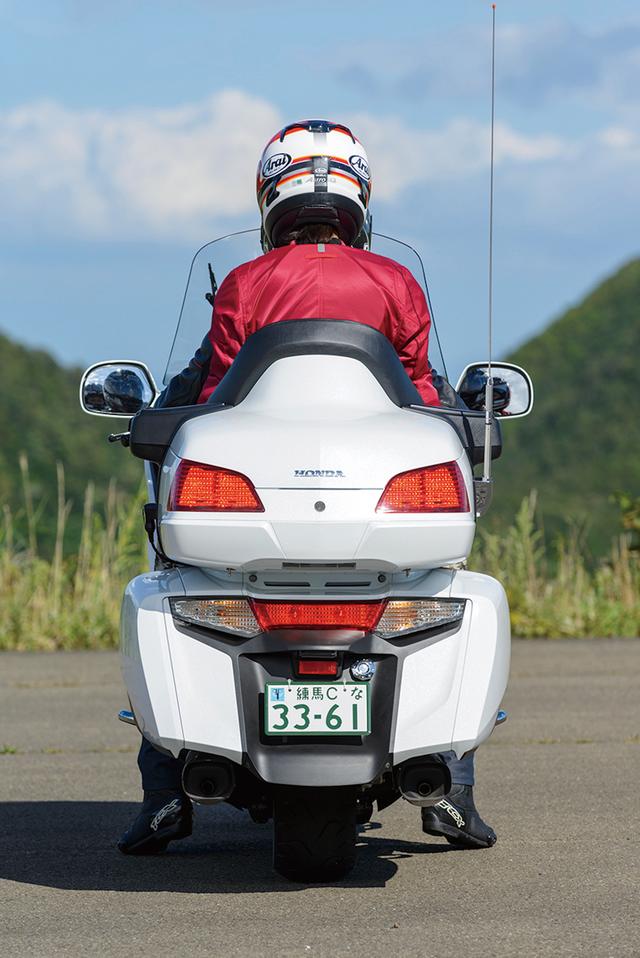 画像: タンデムシートにはバックレストとサイドサポートが装備されており、すっぽりと覆われるような座り心地は快適のひとこと。ステップボードも広く、ロングツーリングもドンと来いの安心感と居住性を誇る。伊藤さん曰く「パッセンジャーがいても乗り心地が全然変わらないので、乗ってるのか乗っていないのかわからないくらい」。パッセンジャーの顔周りは多少風を受けるが、シートヒーターのおかげで冬場も寒さを感じないで済む。