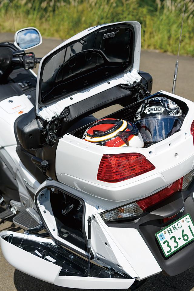 画像: フルフェイスヘルメットが2つ収納できる61ℓ容量のリアトランクに、約40ℓ容量のサドルバッグを左右に装備し、旅に心強い抜群の収納力を持つ。