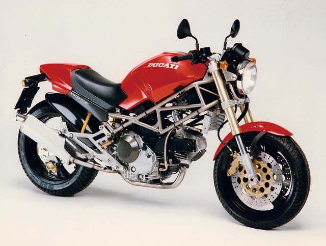 画像: Ducati Monster 900(1993) 1992 年のケルンショーで発表されたモンスター900。それまで見たことのない美しいスタイルで、ネイキッドカテゴリーに革命をもたらし、累計で13 万台以上が販売されるほどの人気シリーズに。写真は初期型である1993 年モデル。
