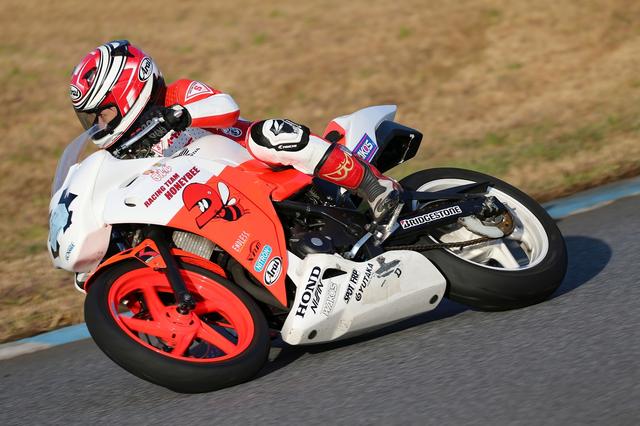 画像: 愛ちゃんのCBR初走行。愛車はGROMの愛ちゃん、でかいバイクでのサーキット走行は初めてなのに、ジムカーナ女子だけあって、サスガの走り!