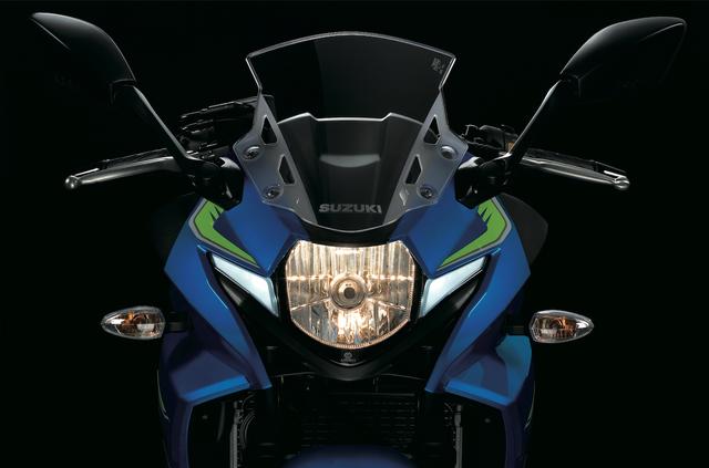 画像: ヘッドライトこそハロゲンだが、左右にLEDのポジションランプを配して、GSX-Rシリーズにも通じる、独特な表情を演出。スクリーンには内圧調整の穴が開けられている。