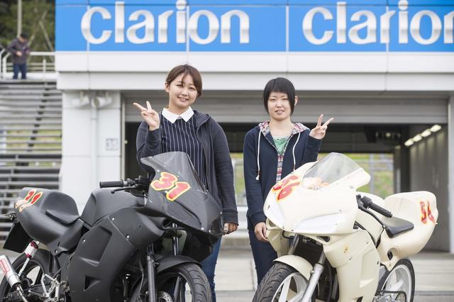 画像: 向かって左がお姉さんのエリカさん、右が妹のサリナさん。21歳と19歳のチャーミングな姉妹です。