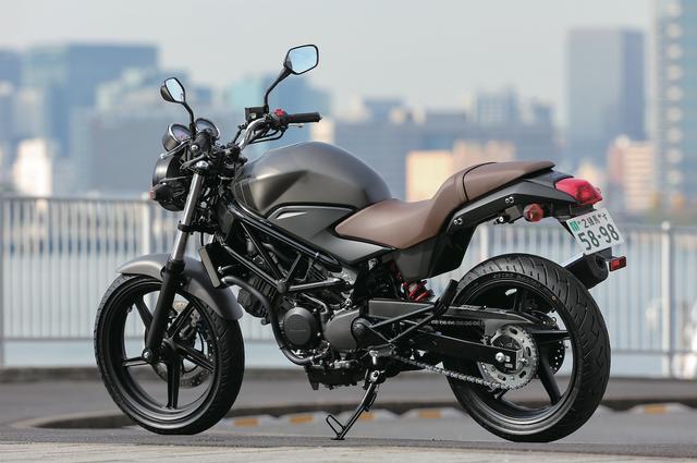 画像: グローバルモデルの波が押し寄せる中で、いまや希少な250㏄Vツインスポーツとして、独自の存在感を持つVTR。前後にラジアルタイヤを採用するなど、たゆまぬ熟成で、純国産スポーツの魅力をアピールしている。