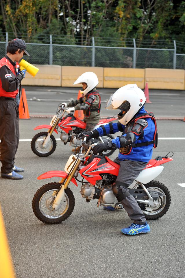 画像: 会場には免許がなくてもバイクに乗れる体験コーナーも設置され、子供たちが真剣な面持ちで生まれて初めてのバイクに挑戦!