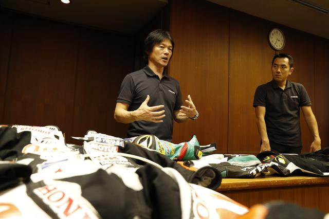 画像: 現状のレース用エアバッグについて、解説をしてくれたのはRSタイチの藤本 氏(左)と、廣田 氏(右)。頚椎を中心としたライダーの身体を守るためには、何をどうすべきか。詳しく説明して頂きました。