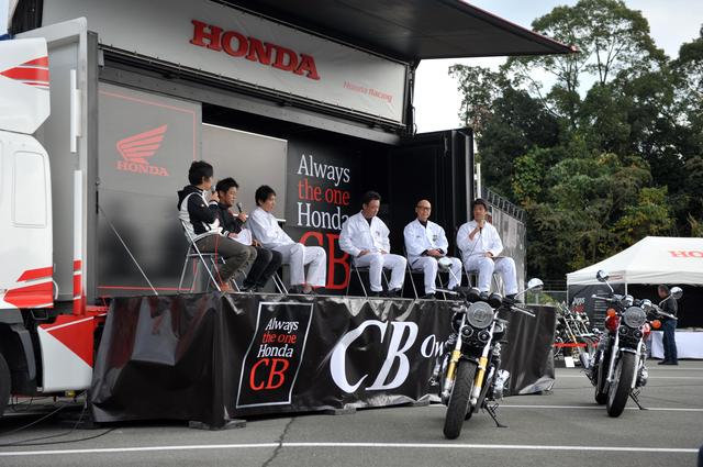 画像: 今回は新型CB1100シリーズがこの会場で国内初お披露目を迎えたということもあり、開発陣のトークショーに興味津々。こういうのもオーナーズミーティングならでは。
