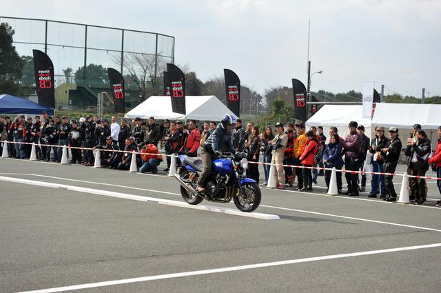 画像: バランス感覚と半クラッチ・リアブレーキが決め手の一本橋チャレンジでは、多くのライダーが参戦し走行タイムを争った