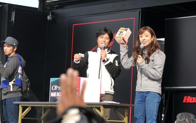 画像: 参加者全員にチャンスがある大抽選会!ライディングウエアやバッグなど各メーカーの豪華な賞品が当たるとあり大いに盛り上がった。
