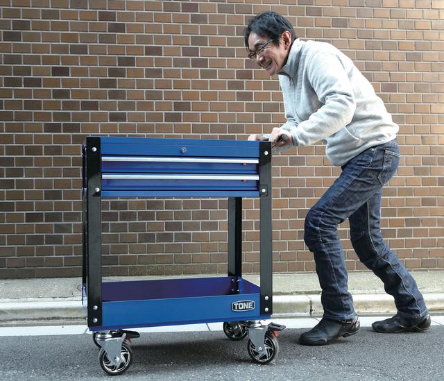 画像: 頑丈なスチール製で、チェストには特殊工具や計測機器を入れて置くと便利。大径のキャスターが付いているので移動も楽だ。