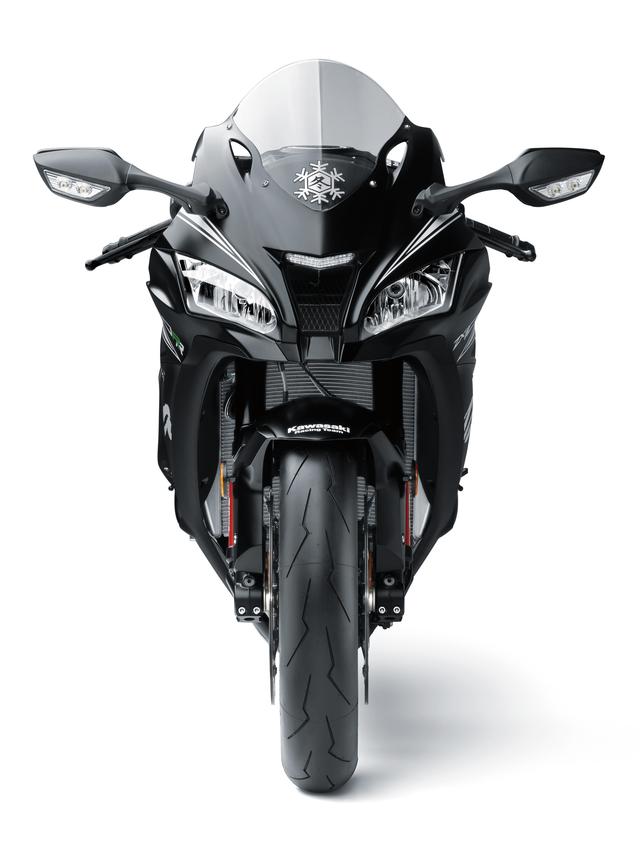 画像: 極めてコンパクトでスリムだが、アッパーカウルやスクリーンなどのデザインを洗練させ、ライダーを効果的に走行風から守る機能的デザイン。