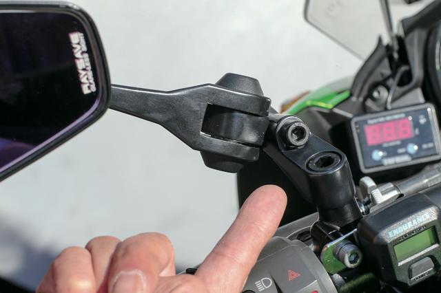 画像: ステー基部には3か所の可動部分があり、ハウジング部分の調整機構と併せて最適な位置にセッティング可能。シャークミラー3には正ネジ、逆ネジの取り付けボルトが付属する。