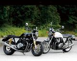 画像: HONDA CB1100RS(左)、HONDA CB1100EX(右)