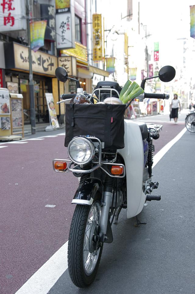 画像: 自作の範囲が広いが、買い物時のエコバッグとしても活躍するフロント用バッグ。使い勝手の良さと、スタイリングの良さでお気に入りアイテムに。孤独な夕飯の買い出しが、一転楽しくなる仕上がりだ。