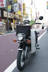画像: 自作の範囲が広いが、買い物時のエコバッグとしても活躍するフロント用バッグ。使い勝手の良さと、スタイリングの良さでお気に入りアイテムに。孤独な夕飯の買い出しが、一転楽しくなる仕上がりだ。