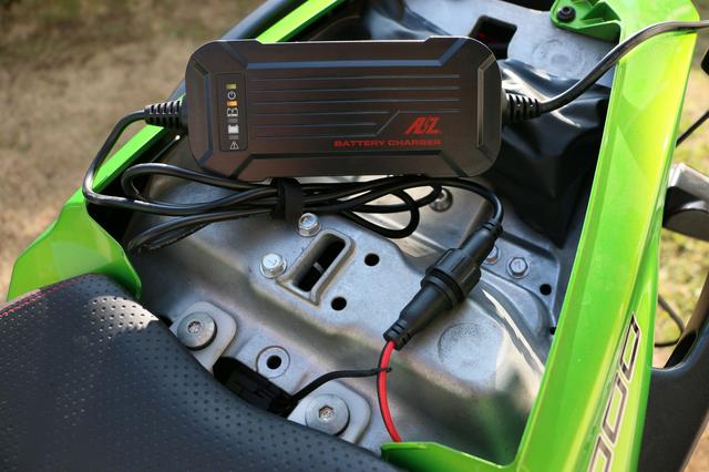 画像: リチウムバッテリーは特性上、対応充電器が限られる。写真のACH-200は過充電防止機能や診断機能などを備えたリチウムバッテリー対応チャージャー。