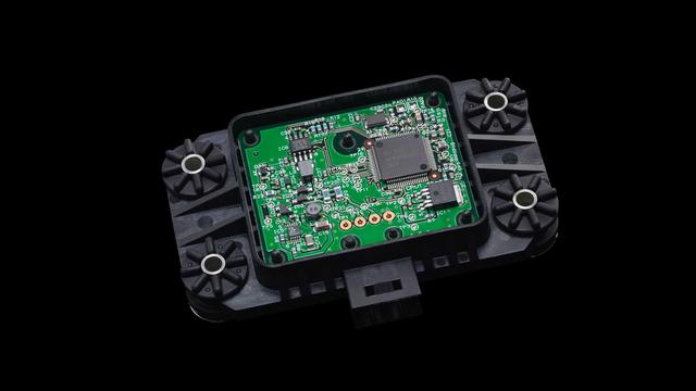 画像: YZF R1に採用されているIMUは、村田製作所製のセンサーを使用したオリジナル。これをシート下に設置、1秒間に125回という高速演算を行って車体の状況を把握している。