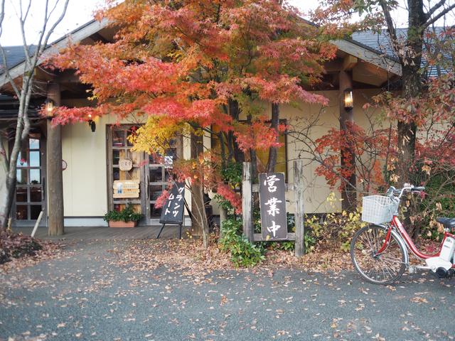 画像: そして、PASを返却する前に素敵な雰囲気のパン屋さんを発見♪ オーナーのかたやお客様で来店したかたとの良い出会いもありました♪ 旅先で思いがけずであった方や良い情報などがあると、また次回、熊本に行く時が楽しみですよね。「ぐらんつむーと」( http://glanz-mut.com/)さん。イートインコーナーも店内にあります。