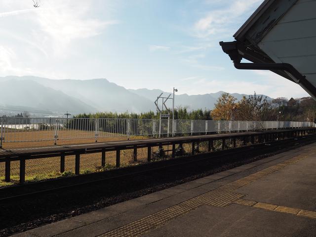 画像: 中松駅。復興列車は行ってしまったあとですが、ホームに出ると神々しいまでの山々と陽が降り注ぐ阿蘇の空。思わずじーんときてしまいました。