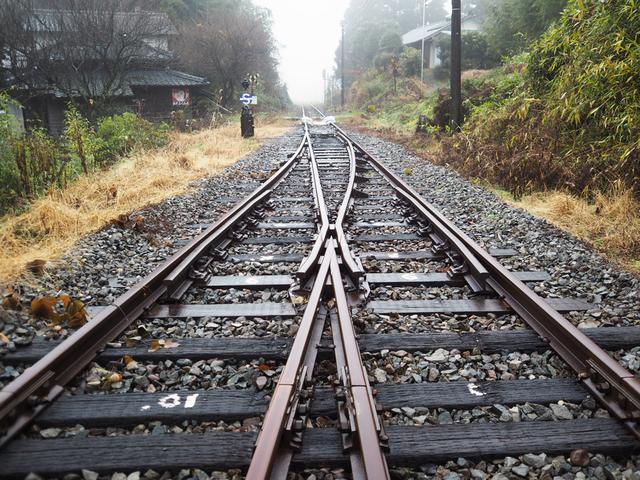 画像: ちなみに翌日乗った列車で高森駅-中松駅を往復したのですが、運転士さんに「レールの先を見てきていいですよ」とお声掛け頂いて行ってみましたが、レールの上には土嚢が積んでありました。レールや枕木、橋脚や橋梁を支える橋台が移動するほどの熊本地震による被害を写真で拝見…。そしてこれ以上行けないことを目の当たりにすると本当に切なく、復興を心からお祈りしています。