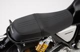 画像: 前後縦方向にラインが入ったスポーティなシートは「RS」専用品。