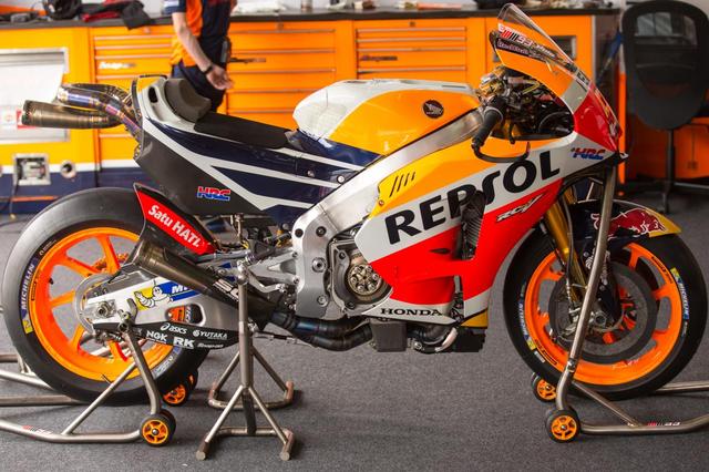 画像: 意外と無防備に写真撮られちゃった2017RC213V タンクカバートップが白になるんですね、17モデル