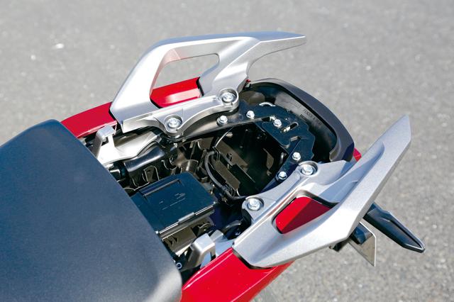 画像: XもETC車載器は標準装備で、グリップヒーターと同様に前モデルから採用。アドベンチャータイプなので握りやすい大型のリアグリップを採用している。