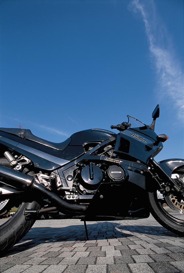 画像: スタイリングは基本的に兄弟モデルのGPZ600Rと共通。高速走行でも快適な大柄なフルカウルに余裕のあるポジション、大容量の燃料タンクなど、スポーツツアラーとして求められる機能と、スポーティさをスマートにまとめたものだ。
