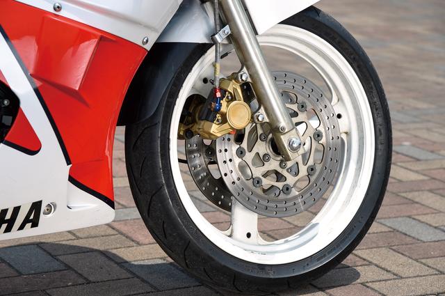 画像: フォークはインナーチューブ径Φ38㎜の正立タイプ。フロントホイールはFZ400Rの16インチから17インチに変更。ダブルディスクブレーキで対向2ポッドキャリパーを装備している。