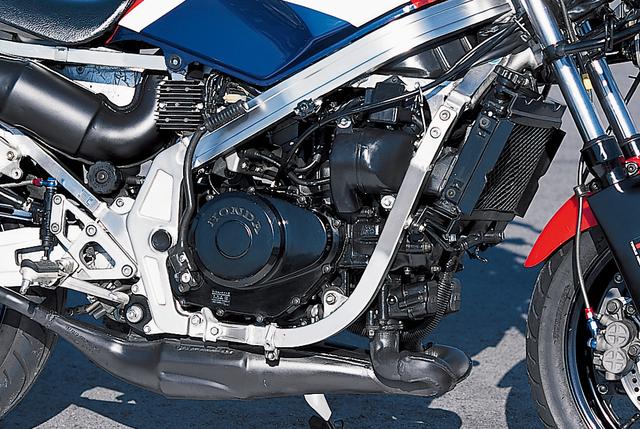 画像: MVX400Fから発展した水冷V3エンジン。GPマシン・NS500は前方に1気筒、後方に2気筒という配置だが、NS400Rは逆に前方に2気筒、後方に1気筒となっているのが大きな相違点。