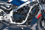 画像: MVX400Fから発展した水冷V3エンジン。GPマシン・NS500は前方に1気筒、後方に2気筒という配置だが、NS400Rは逆に前方に2気筒、後方に1気筒となっているのが大きな相違点。
