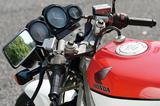 画像: VFR400とVFR400Zとの大きな違いは、カウルを備えていないこととヘッドライトの他には、オイルクーラーが省かれていることくらい。メーターやハンドルなども基本的に共通。