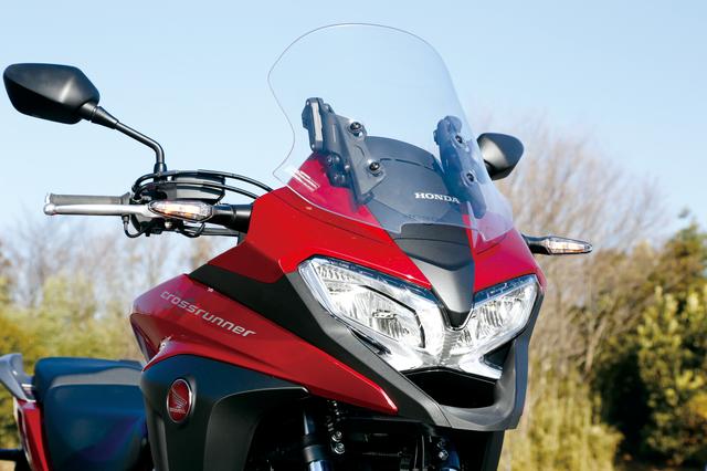 画像: 今モデルから採用された、Xだけの装備であるアジャスタブルタイプのウインドスクリーンは、上下54㎜、角度6.2度、ワンタッチで5通りのポジション調整をすることが可能だ。
