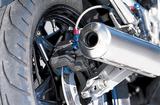 画像: ブレーキシステムはフロントはダブル、リアはシングルのトリプルディスクブレーキ。リアサスはプリロードアジャスター付きのプロリンクサスペンションだ。