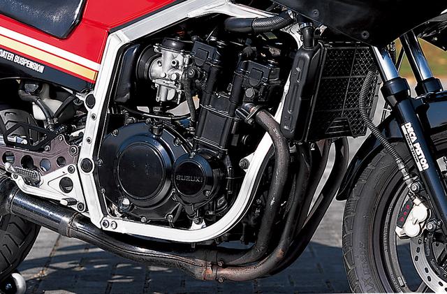 画像: エンジンの最高出力はベースとなったGSX400FWの50PSから、シリンダーヘッドをはじめ、各部に大きな改良を加えることで59PSにまでパワーアップが図られた。