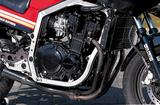 画像: エンジンの最高出力はベースとなったGSX400FWの50PSから、シリンダーヘッドをはじめ、各部に大きな改良を加えることで59PSにまでパワーアップが図られた。