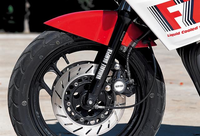 画像: 80年代半ばのスポーツバイクのトレンドだったフロント16インチホイールを、俊敏な走りを目指したFZ400Rも採用。ブレーキはダブルディスクでキャリパーは対向2ポット。