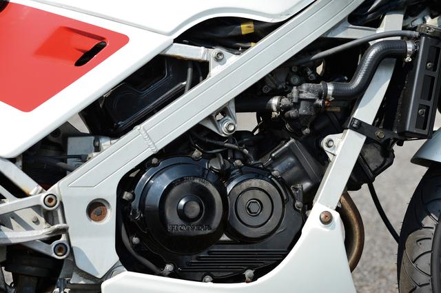 画像: VF400Fの水冷V4をベースにするが、高回転化のためのカムギアトレイン採用をはじめとする多岐にわたる改良を施され、59PSにまでパワーアップ。RもZもスペックは変わらない。