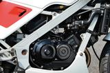 画像: VF400Fの水冷V4をベースにするが、高回転化のためのカムギアトレイン採用をはじめとする多岐にわたる改良を施され、59PSにまでパワーアップ。RもZもスペックは変わらない。