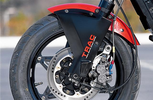 画像: ブレーキトルク応答型アンチダイブ機構・TRACを装備したフロントフォーク。フロントホイールサイズは16インチで、いわゆるNSコムスターホイールを装着している。