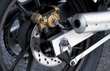 画像: リアのトルクリンクにピロボールを使用、フレーム支持のフローティング構造としたリアブレーキ。制動時にブレーキトルクのリアサスへの影響を減らし、安定性を高めている。