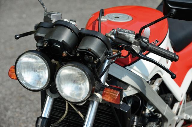 画像: VFR400Rの異型ヘッドライトから丸形デュアルヘッドライトに変更することで、フロントマスクはネイキッドモデルとしては非常に個性的な印象となった。