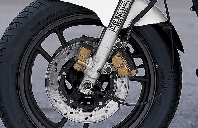 画像: 1983年のWGPでRG500Γが軽快なハンドリングを目指しいち早く採用した16インチフロントホイールをもちろん採用。ANDF、デカピストンと当時のスズキならではのメカも装備。