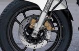 画像: 1983年のWGPでRG500Γが軽快なハンドリングを目指しいち早く採用した16インチフロントホイールをもちろん採用。ANDF、デカピストンと当時のスズキならではのメカも装備。