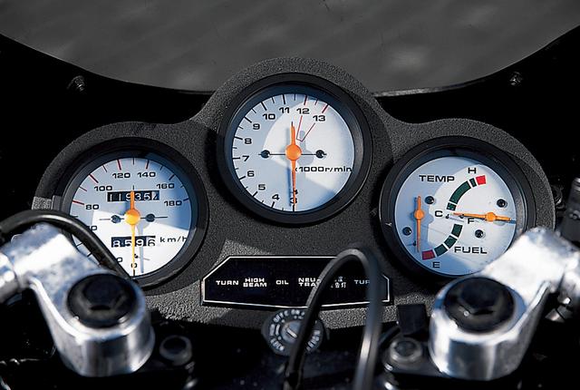 画像: 中央のタコメーターは1万3000rpmスケール。レッドゾーンが1万2000rpmからというのも驚きだが、3000rpm以下の表示が省かれていることからもその尖った性格がわかる。