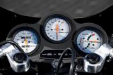 画像: 中央のタコメーターは1万3000rpmスケール。レッドゾーンが1万2000rpmからというのも驚きだが、3000rpm以下の表示が省かれていることからもその尖った性格がわかる。