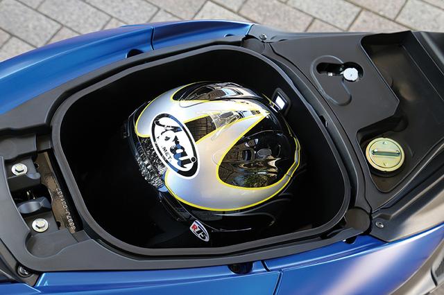 画像: シート下にもしっかりLED照明つきのトランクスペースを確保。容量は23.5Lで、XLサイズのフルフェイスも収納可能だ。
