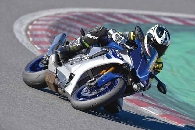 画像: ヤマハのフラッグシップモデルであるYZF-R1でも試乗し体感した。走行中はグリップの不足を感じるよりも、初期旋回の強さの方が、より印象的だった。