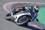 画像: ヤマハのフラッグシップモデルであるYZF-R1でも試乗し体感した。走行中はグリップの不足を感じるよりも、初期旋回の強さの方が、より印象的だった。
