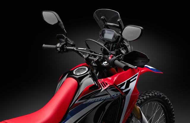 画像: CRF450RALLYと同一形状となる大型のフローティングスクリーン。スリットを配したシュラウドや、ナックルガードとあいまって、ハイレベルなウィンドプロテクション性能を発揮する。