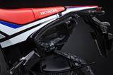 画像: スリムな車体だけに、収納スペースの確保は厳しいか…と思いきや、左サイドカバーの内側にはキーロック付きの大型ツールボックスを設置している。